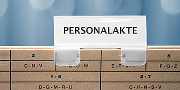 Reiter mit dem Schriftzug "Personalakte" auf einer Akte