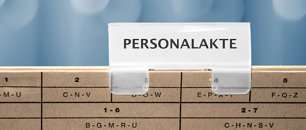 Reiter mit dem Schriftzug "Personalakte" auf einer Akte