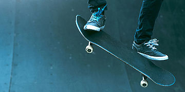 Skateboardfahrer:in im Sprung