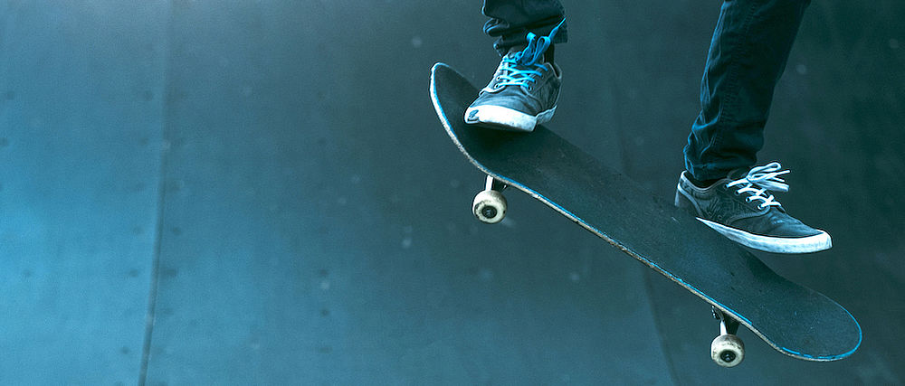 Skateboardfahrer:in im Sprung
