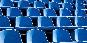 Leere Sitzreihen in einem Stadion