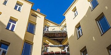 Fassade eines Wohnhauses aus der Froschperspektive