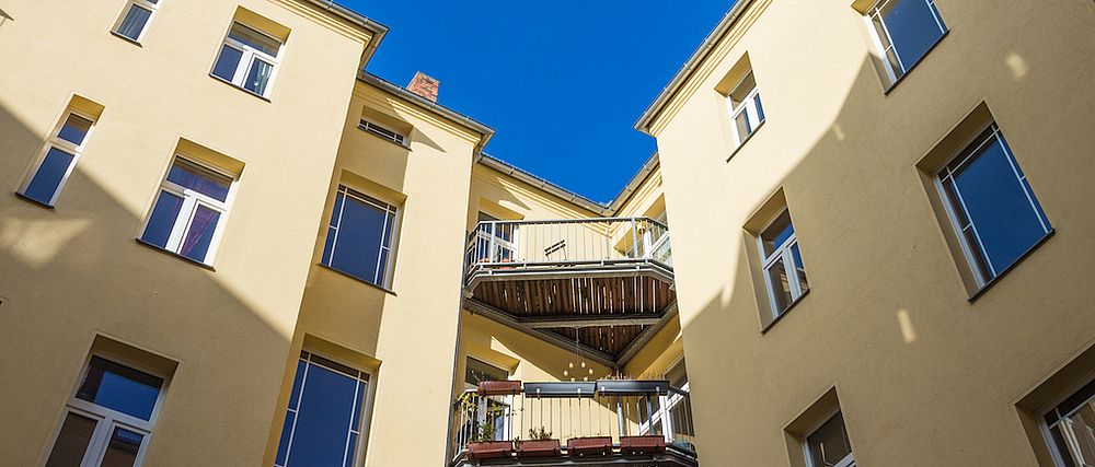 Fassade eines Wohnhauses aus der Froschperspektive