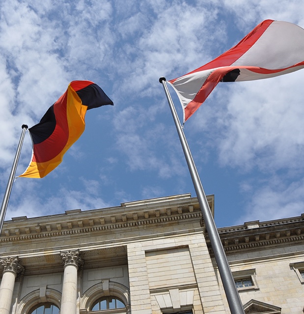 Flaggen vor dem Abgeordnetenhaus von Berlin