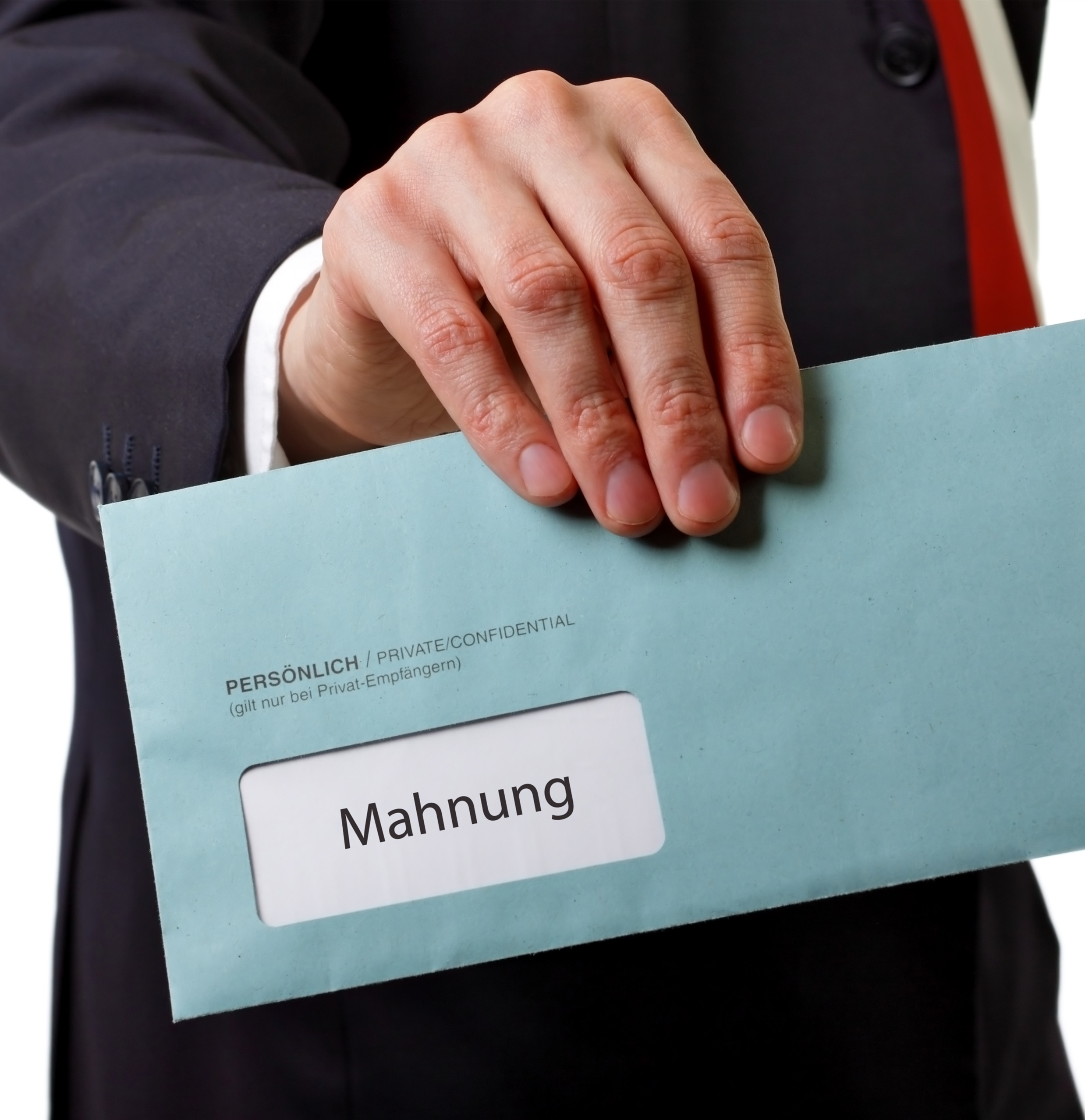 Eine Person streckt der bzw. dem Betrachter:in ein Mahnschreiben entgegen.
