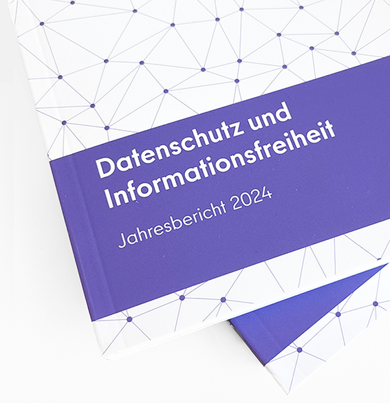 Cover von zwei aufeinanderliegenden Ausgaben des Jahresberichts 2024.