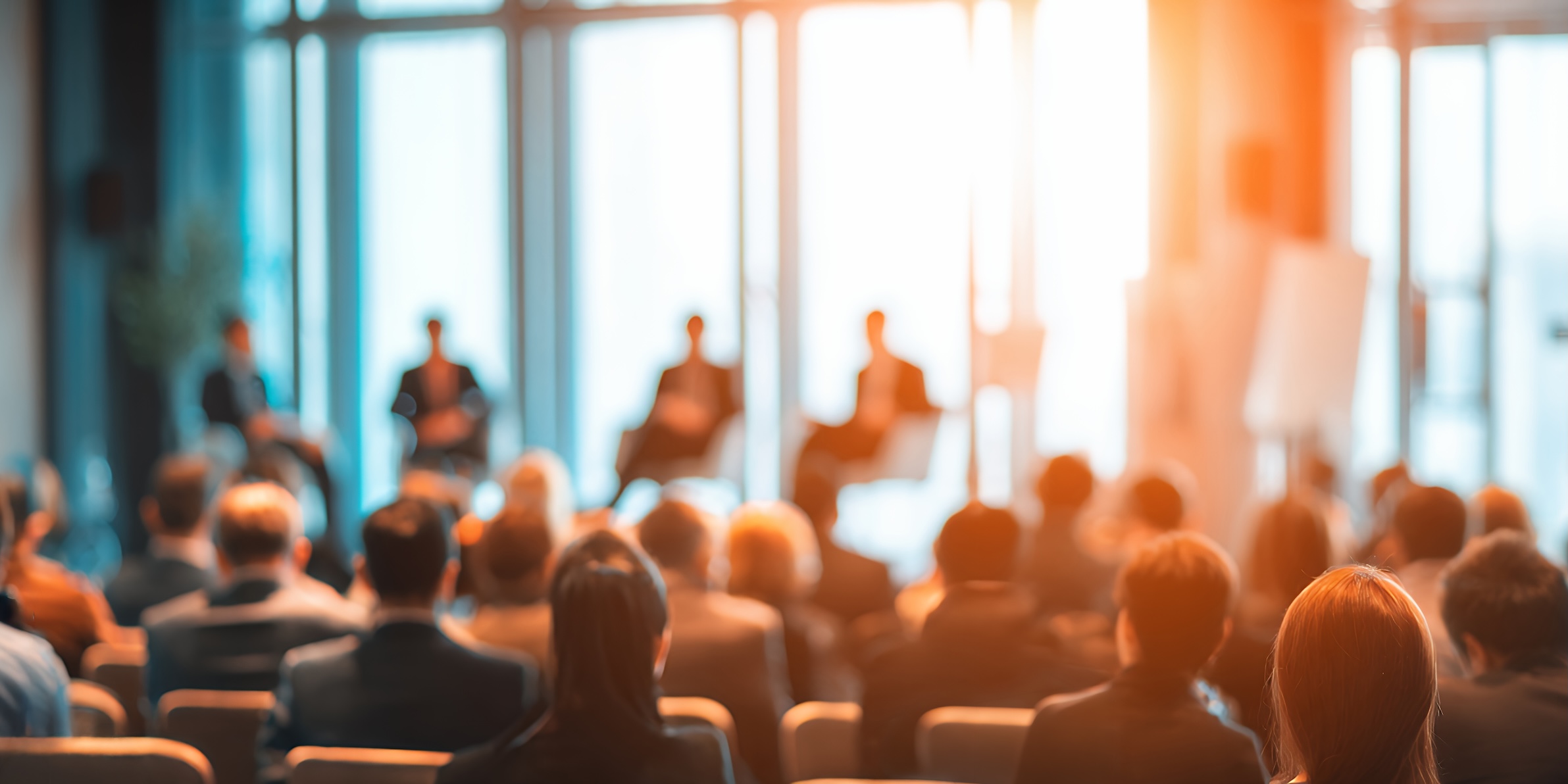 Blick aus dem Publikum auf eine Podiumsdiskussion mit vier Personen