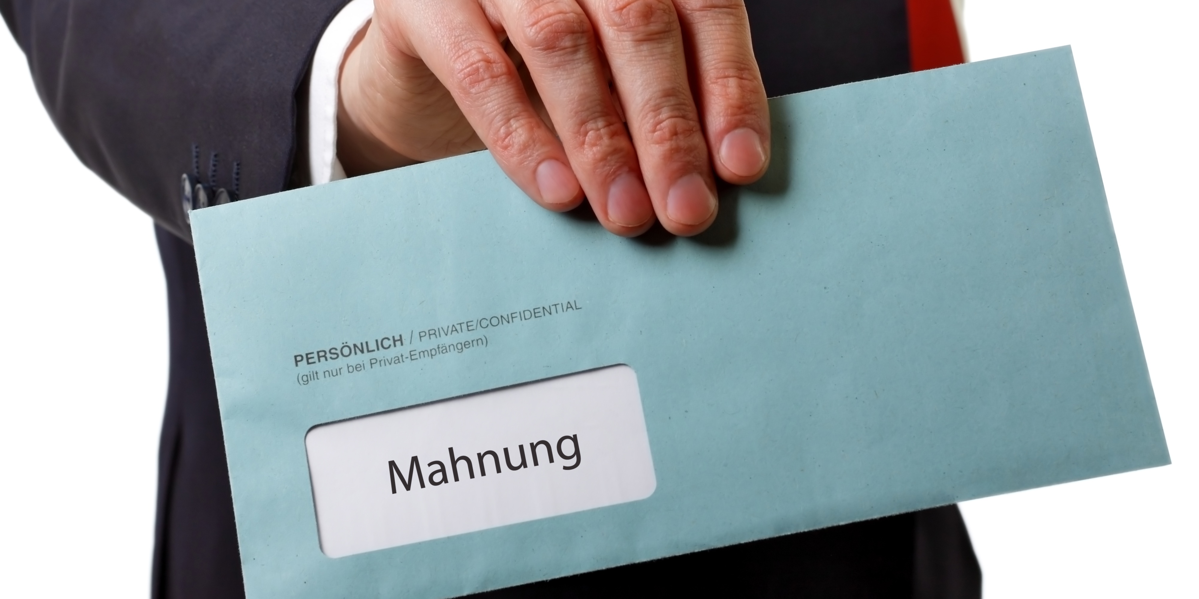 Eine Person übergibt einen Mahnbescheid.